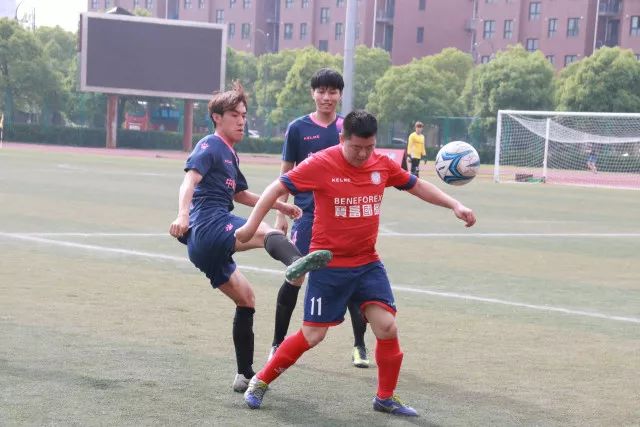 王仕鹏现状：全家定居广东，超模妻子风韵犹存，已是大学副教授}